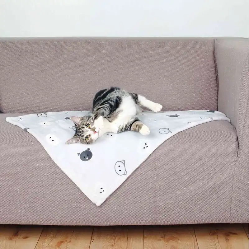 TRIXIE Plyšová deka MIMI 70 x 50 cm šedá s kočičími hlavami Akce